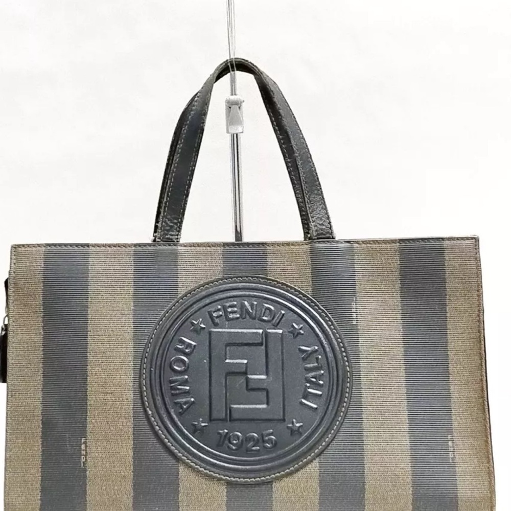 Selling fendi tote, few scratches or scuffs, in excellent condition
